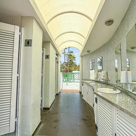 In Beachfront Complex In El Duque Area, * 아데제